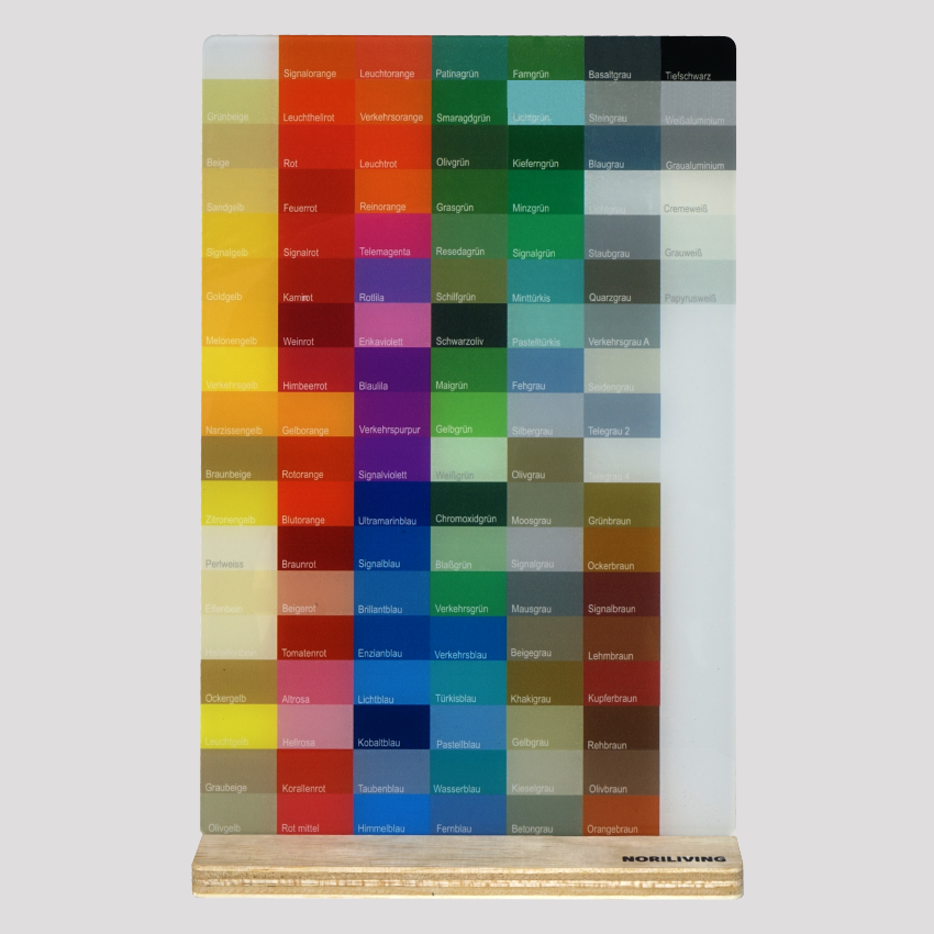 Farbmusterkarte auf Holzständer mit diversen Farbbeispielen in verschiedenen Farbtönen