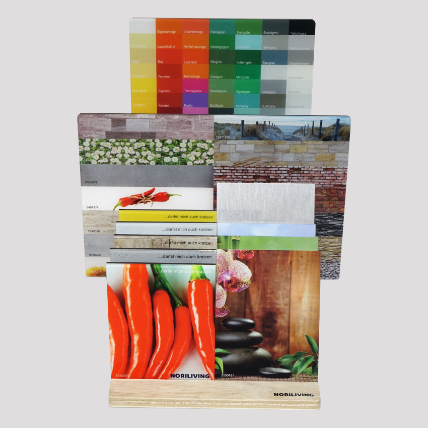 Verschiedene Farb- und Materialmuster auf einem Holzständer präsentiert