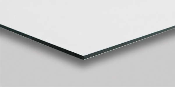 Eckdetail einer weißen Verbundplatte mit schwarzem Kern