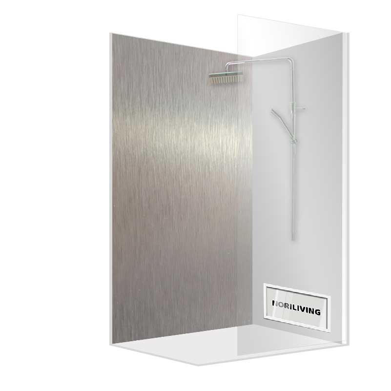 Elegante Duschkabine mit Glaswänden und metallener Rückverkleidung