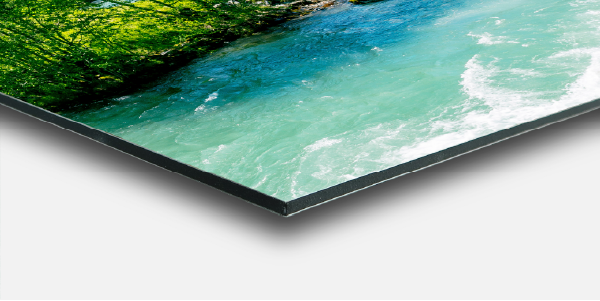 Ecke eines Alu-Dibond Fotos mit Flussmotiv